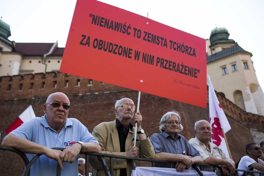 Kolejne protesty pod Wawelem w miesięcznicę pochówku Lecha i...