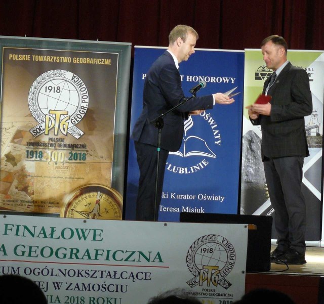 Zbigniew Zygora, nauczyciel II LO w Inowrocławiu, otrzymał medal Polskiego Towarzystwa Geograficznego.Medal wybito w związku z obchodzonym w tym roku 100-leciem odzyskania przez Polskę niepodległości. Wręczono go osobom zasłużonym dla polskiej geografii. - W czasie trwania zawodów finałowych 44 Ogólnopolskiej Olimpiady Geograficznej w Zamościu medal PTG został wręczony dwójce nauczycieli w uznaniu wielkich zasług dla rozwoju polskiej geografii i PTG - informuje Tomasz z Młynkowiak z II LO. Jedną z nagrodzonych osób jest nauczyciel geografii w II LO im. Marii Konopnickiej w Inowrocławiu - Zbigniew Zygora.Jest on od ponad 30 lat nauczycielem geografii w „Konopie”, wychowankiem prof. Jacka Matuka. W czasie swej pracy w II LO Zbigniew Zygora wychował ponad 30 laureatów i 70 finalistów ogólnopolskich olimpiad geograficznych, nautologicznych, ekonomicznych i turystycznych.