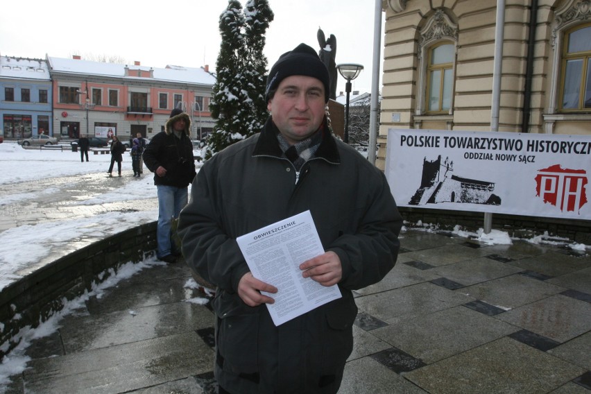 Nowy Sącz. Żołnierze na ulicach, ZOMO i koksowniki. Tak 12 lat temu przypomniano wprowadzenie stanu wojennego w 1981 roku [ZDJĘCIA]