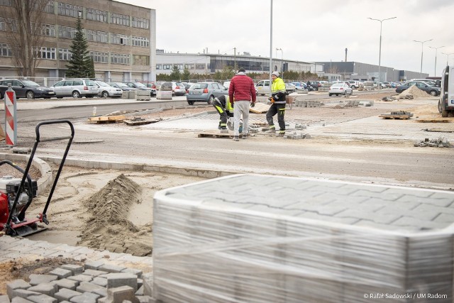 Samorząd województwa mazowieckiego przekazał 4 miliony złotych na przebudowę ulicy Marii Fołtyn w Radomiu. Prace związane z jej modernizacją trwają. Kończy się budowa jezdni wraz z kanalizacją. 