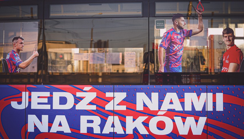 Autobusy z piłkarzami i trenerem Rakowa wyjechały na ulice...