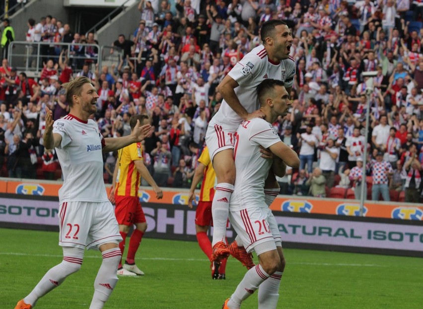 Piłkarska ekstraklasa.  Legia Warszawa  bliżej  tytułu