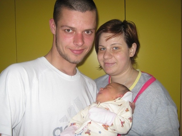 Wiktoria Majewska urodziła się we wtorek, 24 kwietnia. Ważyła 3460 g i mierzyła 56 cm. Jest pierwszym dzieckiem Eweliny i Jakuba z Kamianki