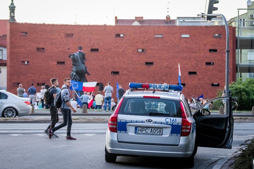W środę (4 lipca) mieszkańcy Bydgoszczy przyszli pod pomnik...
