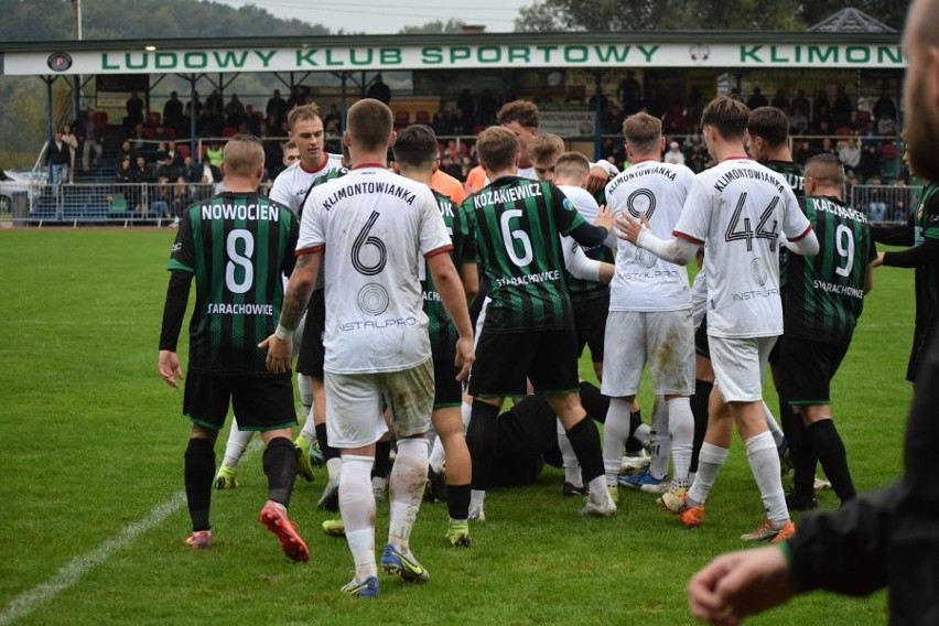 Hummel 4 Liga. Przepychanki między piłkarzami, dwie czerwone kartki i wygrana Staru Starachowice z Klimontowianką Klimontów. Zobacz wideo