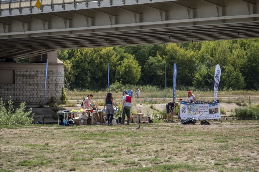 Ochotnicy, którym zależy na dbaniu o czystość miasta, w...