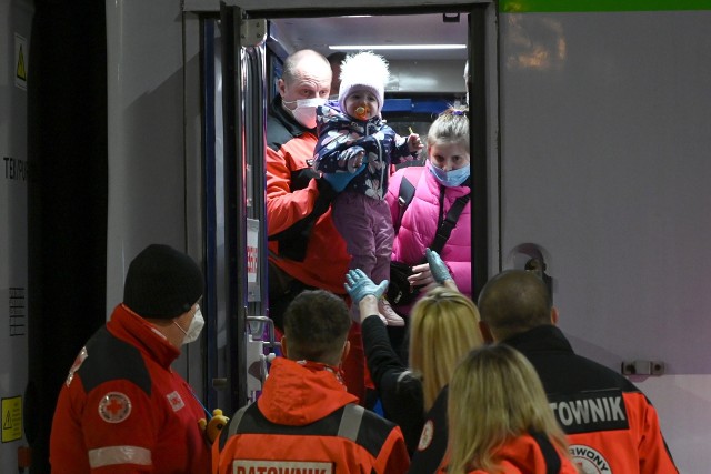25 ciężko chorych dzieci z Ukrainy dotarło w czwartek wieczorem, 24 marca, do Kielc specjalnym pociągiem sanitarnym. Dwoje ze względu na stan zdrowia zostało przewiezionych do Wojewódzkiego Szpitala Zespolonego.