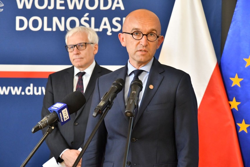 Wojewoda dolnośląski Jarosław Obremski oraz dyrektor Izby...