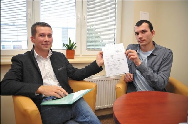 Student Michał Urbanowicz (na zdjęciu z prawej) i jego promotor dr inż. Wiesław Urban pokazują wniosek, który  złożyli w urzędzie patentowym