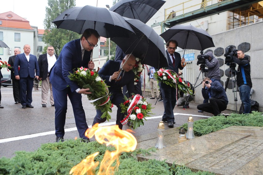 Wbito symboliczne, złote ćwieki pod przyszłą jednostkę.