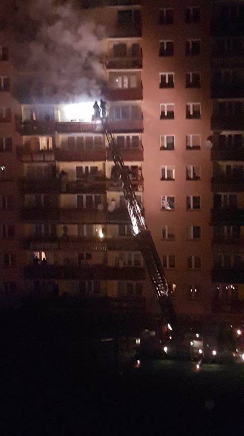 Radom. Pożar na balkonie bloku na ulicy Osiedlowej
