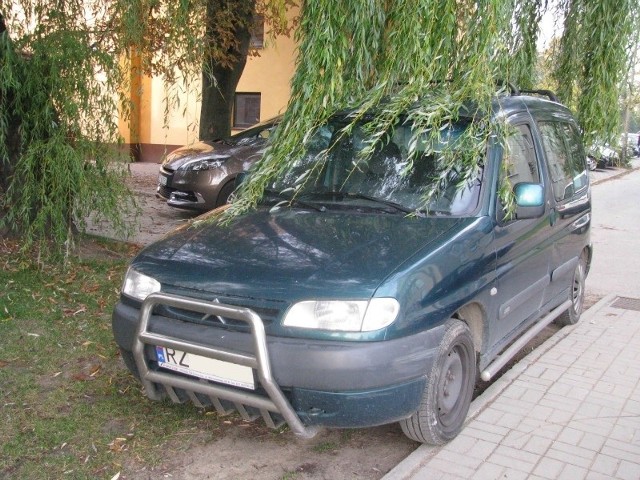 Rzeszów, chodnik obok urzedu marszałkowskiego.