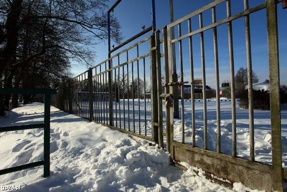 Teraz korty są nieczynne, a i tak trzeba płacić za dozór.