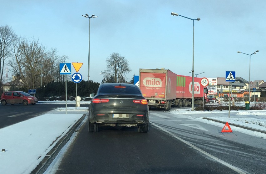 Ostrołęka. Samochód ciężarowy zablokował jeden pas ronda 