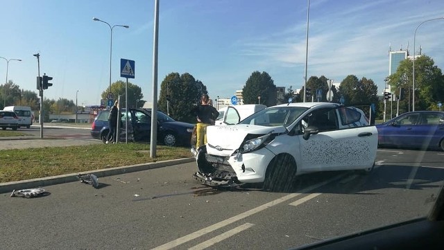 W środę, tuż po godz. 11, na skrzyżowaniu Jana Pawła II i Sikorskiego w Białymstoku doszło do wypadku. Ford zderzył się z volkswagenem