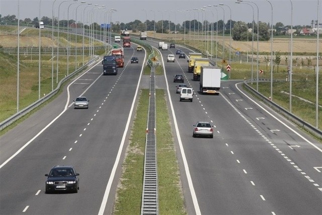 Najpóźniej w sobotę otwarty zostanie 45-km odcinek autostrady A1 Toruń - Włocławek. Pozostałe odcinki autostrady A1 są otwarte, w budowie lub jeszcze w przygotowaniu. Niestety, wciąż nie ma dokładnej daty, kiedy kierowcy będą mogli przejechać całą autostradą A1 z północy na południe kraju. Zarówno w Ministerstwie Infrastruktury i Rozwoju w Warszawie, jak i w Generalnej Dyrekcji Dróg Krajowych i Autostrad w stolicy słyszymy, że zakończenie prac ma nastąpić w 2015 lub 2016 roku.