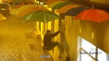 Słynne tarnowskie parasolki nad Piekarską celem wandali. Dewastację instalacji uchwyciły kamery monitoringu miejskiego 