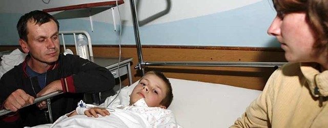 Tadeusz i Aneta Szkoła na zmianę czuwali przy szpitalnym łóżku syna. Teraz opiekują się nim w domu, bo chłopiec jeszcze nie wstaje z łóżka. 