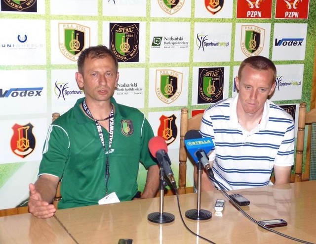 Mariusz Szymański (z lewej, obok trener Stali Paweł Wtorek), członek rady nadzorczej piłkarskiej spółki ze Stalowej Woli, ogłosił, że start piłkarzy "Stalówki&#8221; w drugiej lidze w kolejnym sezonie stoi pod znakiem zapytania.