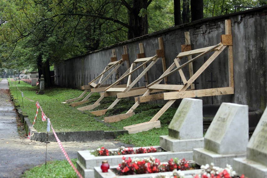 Runął mur na cmentarzu Rakowickim w Krakowie [ZDJĘCIA]
