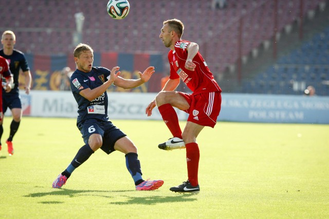 Rafał Murawski (z lewej) nie jest zadowolony z formy Pogoni Szczecin w poprzedniej kolejce.