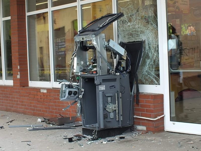 Niewiele zostało bankomatu, który złodzieje wysadzili w...
