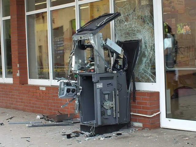 Niewiele zostało bankomatu, który złodzieje wysadzili w powietrze.