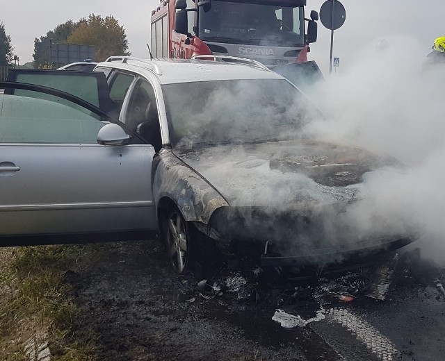 Pożar samochodu na drodze wojewódzkiej.