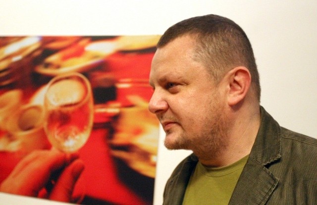 Krzysztof Tomasik w czasie wernisażu swojej wystawy.