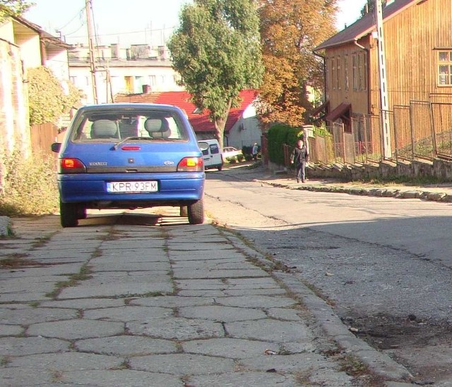 Chodniki i nawierzchnia ulicy Ojca Rafała wymagają przebudowy