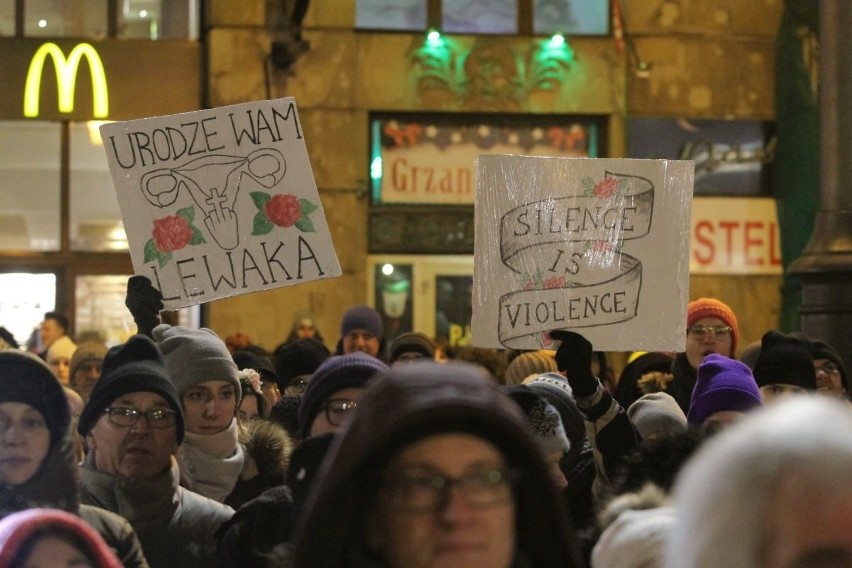 Czarna Środa we Wrocławiu. Protest w Rynku i pod biurami poselskimi 