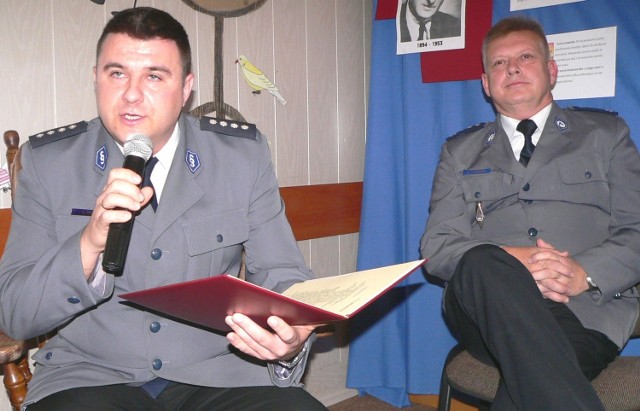 "Lokomotywę" w wersji... policyjnej czytali komendanci: Adam Równicki (z prawej) i Grzegorz Majsak.