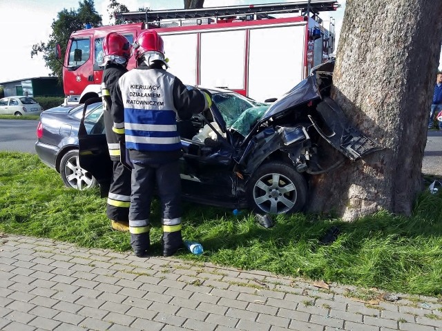 W niedzielę po godz. 17., kierujący samochodem osobowym marki Audi A4 z niewyjaśnionych przyczyn zjechał z drogi i uderzył w drzewo. Kierowca został odwieziony do słupskiego szpitala. Mężczyzna jest w ciężkim stanie.