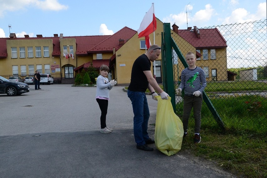 Wielkie sprzątanie turystycznej gminy. Mieszkańcy Jerzmanowic-Przegini włączyli się do akcji 