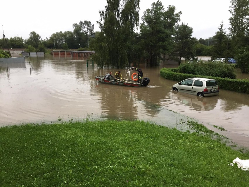 Ulewy w Małopolsce. Kraków zalany, mieszkańcy walczą z żywiołem [NA ŻYWO]