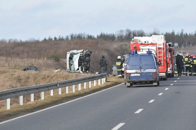 W środę, 10 lutego około 13.30 na obwodnicy Ośna Lubuskiego doszło do zderzenia trzech samochodów osobowych i busa. W wypadku zginęła jedna osoba, a cztery zostały ranne. To fragment drogi wojewódzkiej nr 134. W wypadku uczestniczył bus i dwa samochody osobowe: seat cordoba i sportowe, luksusowe porsche cayenne. Widok na miejscu zdarzenia był makabryczny. Siła uderzenia wyrzuciła busa na pobocze. Cały przód dostawczego auta praktycznie przestał istnieć. Mocno rozbite było też porsche. Auto miało zmiażdżony lewy bok, w samochodzie wystrzeliły poduszki powietrzne. Seat leżał w rowie. Na drodze walała się masa połamanych części. – Zginął kierowca busa. 39-letni kierowca porsche ze złamaniami został odwieziony do szpitala w Gorzowie – mówi Ewa Murmyło z Komendy Powiatowej Policji w Gorzowie Wlkp. Ofiarą wypadku jest też 40-letni mężczyzna. Busem nie jechał sam. Obok niego siedział pasażer, który... z wypadku wyszedł niemal bez szwanku. Niewielkie, nie wymagające dłuższej hospitalizacji obrażenia miał też 23-latek z seata.Osoby, z którymi rozmawialiśmy przyznały jednak, że mogło do niego dość w czasie manewru wyprzedzania. Kto wyprzedzał? Kto zostanie uznany winnym spowodowania tego wypadku? – To ustali policyjne dochodzenie – mówi E. Murmyło. Wiadomo, że kierowca seata był trzeźwy. Od zmarłego kierowcy busa i rannego 39-latka z porsche pobrano krew do badań.Według ludzi z którymi rozmawialiśmy porsche należy do mieszkańca Ośna Lubuskiego. Ale dziwili się oni, że do tragedii doszło właśnie w tym miejscu. – To raczej spokojna droga, nie dochodzi tu do wypadków. Asfalt jest nowiutki, droga dobrze oznakowana, w miarę prosta. Ktoś musiał zrobić coś nie tak, popełnić jakiś błąd. I z tego co widzę, to chyba prędkość nie była mała – mówili nasi rozmówcy.Przeczytaj też: 28-latek przemycał narkotyki do Wielkiej Brytanii