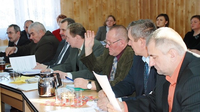 Osięcińscy radni debatowali nad przyszłością szkół podstawowych w Pocierzynie i Woli Skarbkowej. 