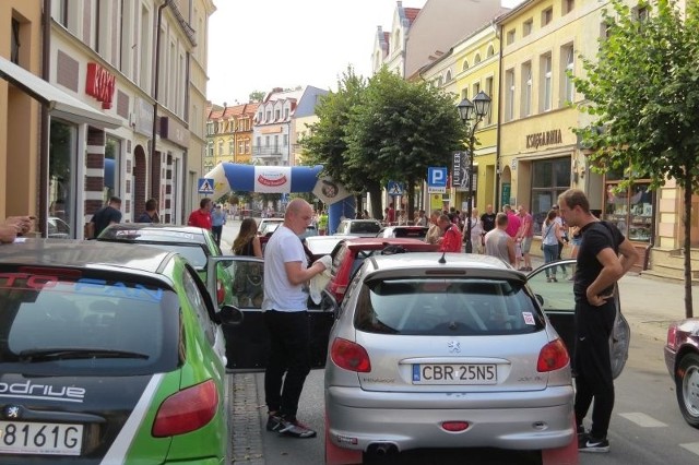 Start rajdu z Dużego Rynku w Brodnicy