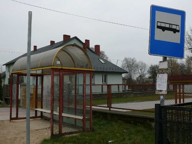 Autobusy, które dowożą dzieci do szkół w gminie Włoszczowa, zatrzymują się jedynie w miejscach z takim znakiem D15 (przystanek autobusowy).