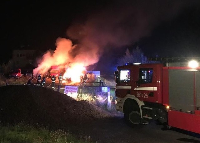 Pożar w komisie samochodowym w Ostrowie pod Przemyślem zauważono w niedzielę przed godz. 5 rano. Do akcji gaśniczej zadysponowano trzy zastępy strażaków z PSP Przemyśl. Ogniem objęte były trzy samochody osobowe. Czwarty pojazd został uszkodzony w wyniku wysokiej temperatury.Okoliczności pożaru ustala policja.