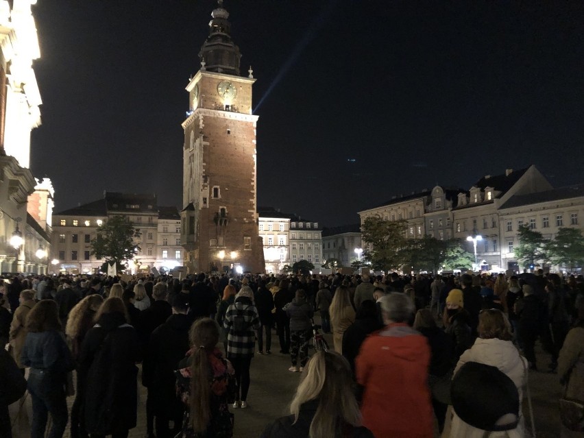 "Jest nas dużo i jesteśmy w***!" Kolejny protest na Rynku Głównym w Krakowie mimo obostrzeń [ZDJĘCIA]