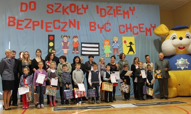 Prace zwycięzców konkursu (na zdjęciu z opiekunami) trafiły do książeczki, którą otrzymają pierwszaki w całym województwie.