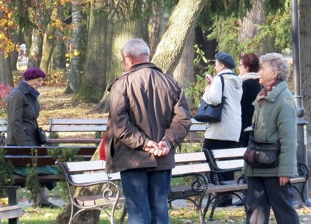 W Polsce mieszka milion sześćset siedemdziesiąt pięć tysięcy osób, które mają więcej niż 80 lat, z tego ponad dwa tysiące obywateli skończyło 100 lat, a 500 tysięcy - przeszło 90. Przybywa i będzie przybywać osób w wieku poprodukcyjnym oraz w bardzo podeszłym,  po osiemdziesiątce, i trzeba to przyjąć do wiadomości.