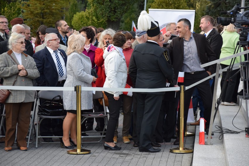 Andrzej Duda – skandowali sympatycy prezydenta RP w Oświęcimiu. Konstytucja – grzmiał KOD  