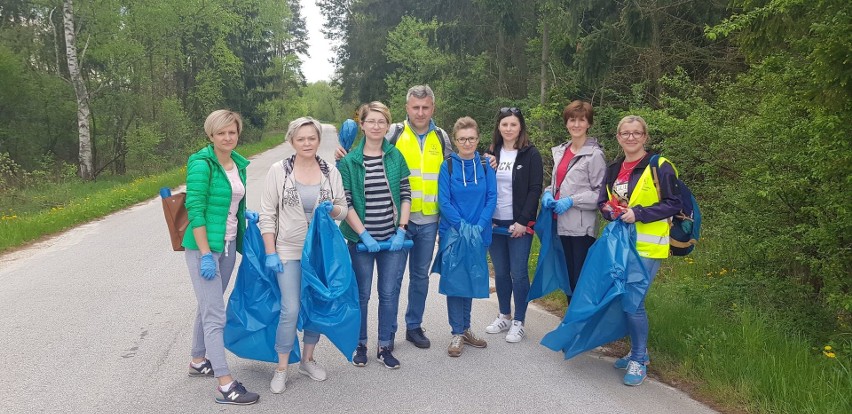 Mieszkańcy gminy Daleszyce razem z burmistrzem i urzędnikami zakasali rękawy i wspólnie sprzątają tereny zielone