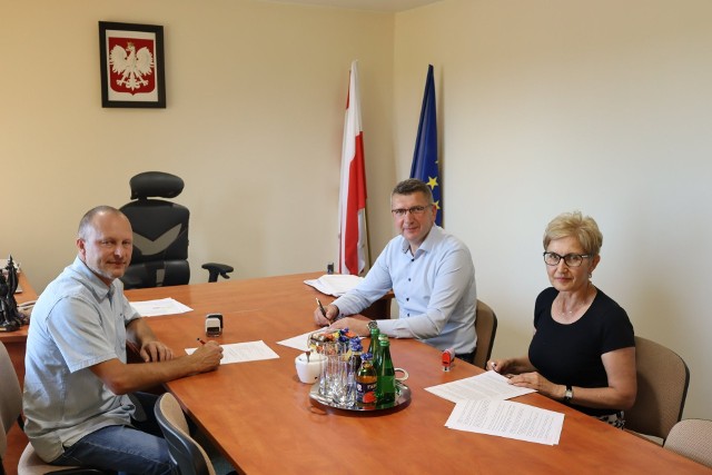 19 lipca w Sobkowie podpisano umowę na zadanie pn. „Przebudowa i remont dróg gminnych i wewnętrznych na terenie Gminy Sobków – etap II”