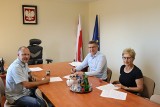 W gminie Sobków podpisano umowę na remont dróg w siedmiu miejscowościach