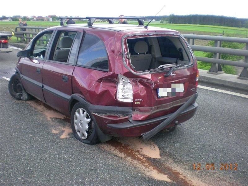 Opel zafira uderzył w barierkę ochronną