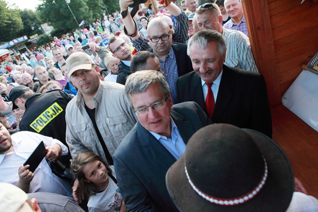 Bronisław Komorowski przespacerował się po Ustce.