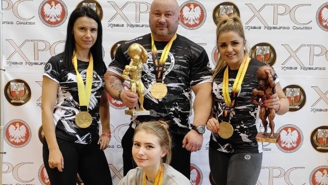 Zawodnicy sekcji Powerlifting Rzeszów - medaliści Mistrzostw Europy federacji XPC w trójboju siłowym w Siedlcach